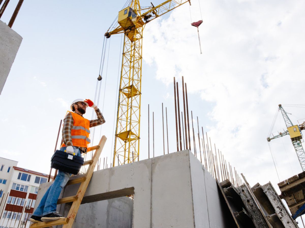 Contactez un courtier immobilier afin qu’il vous indique les villes et quartiers émergents de votre région. En identifiant les tendances et en anticipant les développements futurs, il vous aidera à faire un choix éclairé qui portera ses fruits sur le