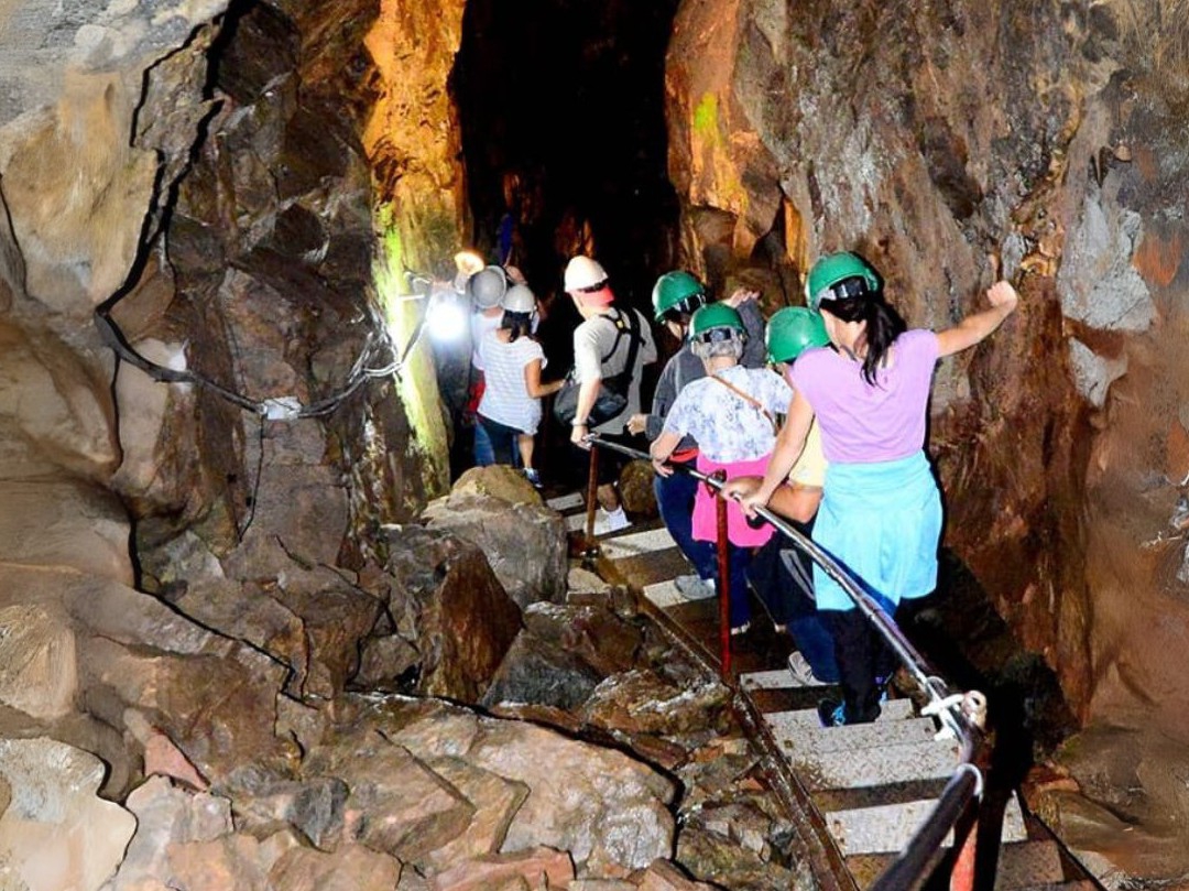 Parmi les 7 endroits qui sortent de l’ordinaire à visiter au Québec qu’on propose dans cet article, on trouve le Parc Le trou de la Fée avec sa caverne spectaculaire. Source : parcletroudelafee.com