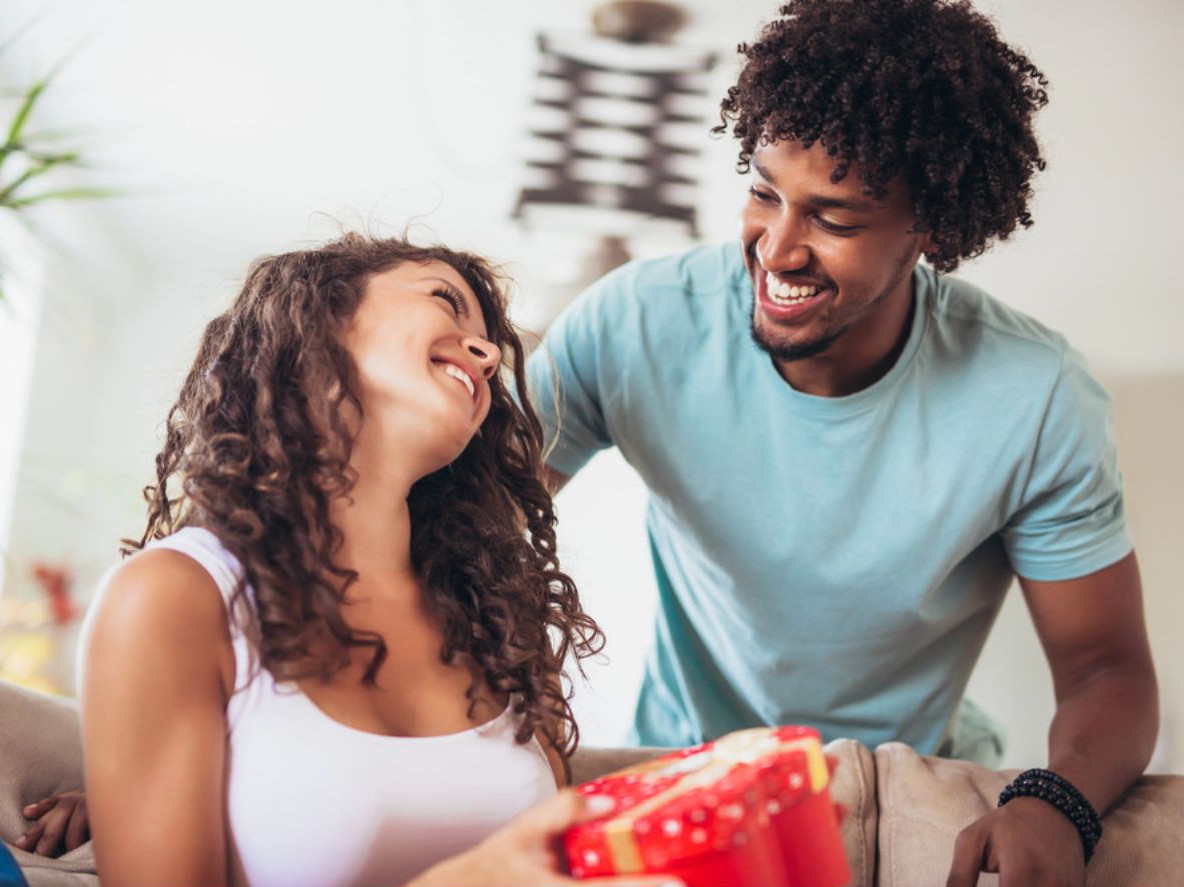 One of our ten ideas for an unforgettable housewarming party is to offer each guest a little gift to thank them for attending.