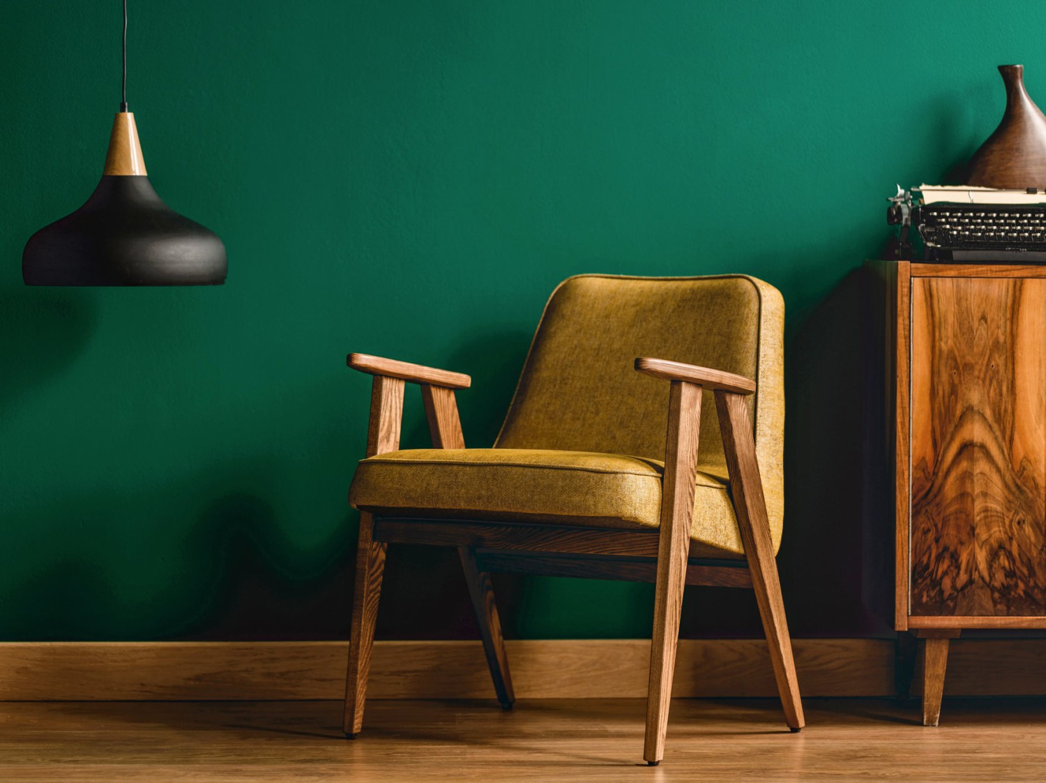 Comment intégrer des antiquités ou objets récupérés dans un décor moderne ?