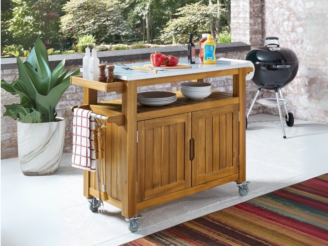 Avec un petit meuble sur roulettes, il est plus facile de ranger à l’extérieur tout ce qu’il faut pour les repas en plein air. En plus, il peut ajouter du caractère à votre cour. Source : Wayfair Canada