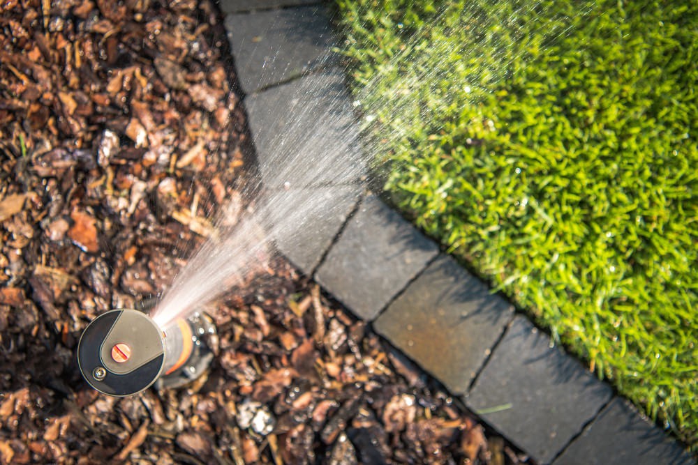 Votre terrain peut aussi vous rendre la vie plus douce en se faisant le plus facile d’entretien possible. Pensez à un système d’irrigation souterrain, du faux gazon, une terrasse en composite qui résiste à la décoloration, etc.
