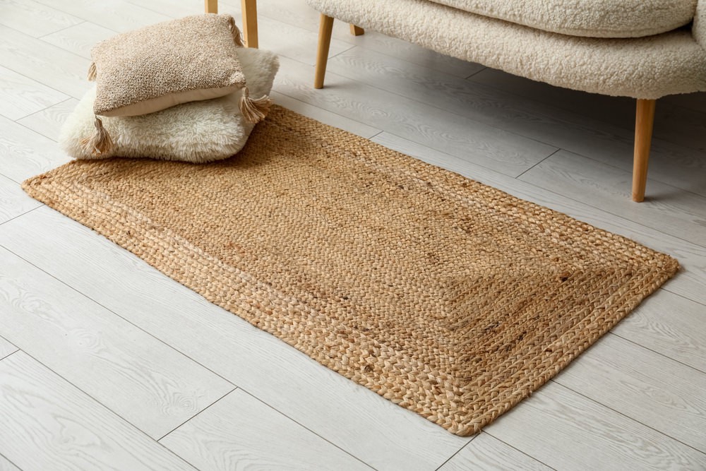 Quoi faire avec un plancher abîmé ou démodé ? Cachez le bris avec un tapis, puis créez un aménagement autour pour justifier sa présence.