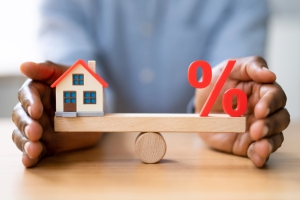 Why Do House Prices Remain the Same Despite a Stable or Falling Key Interest Rate?