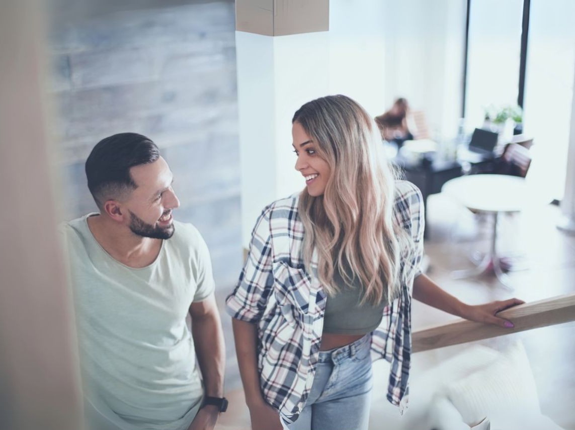 To renovate or to move to a new house? Make the best decision according to your circumstances. To this end, don’t hesitate to visit different houses for sale, and to contact a professional interior designer who can guide you through the renovation pr