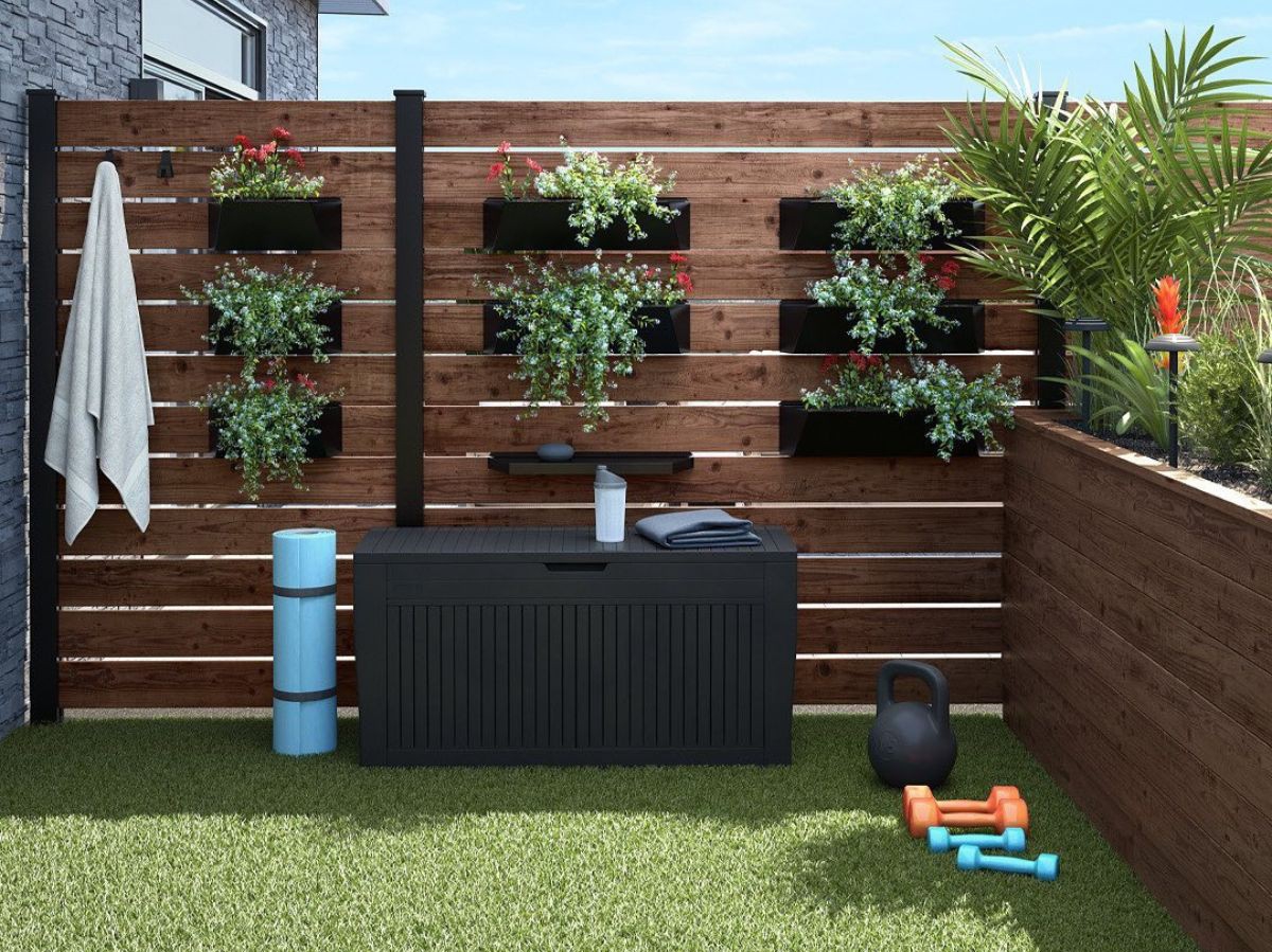Utilisez des coffres de rangement au sol, mais aussi des tablettes ou des bacs muraux. Profitez de l’espace vertical! Source : Instagram/renodepot_officiel