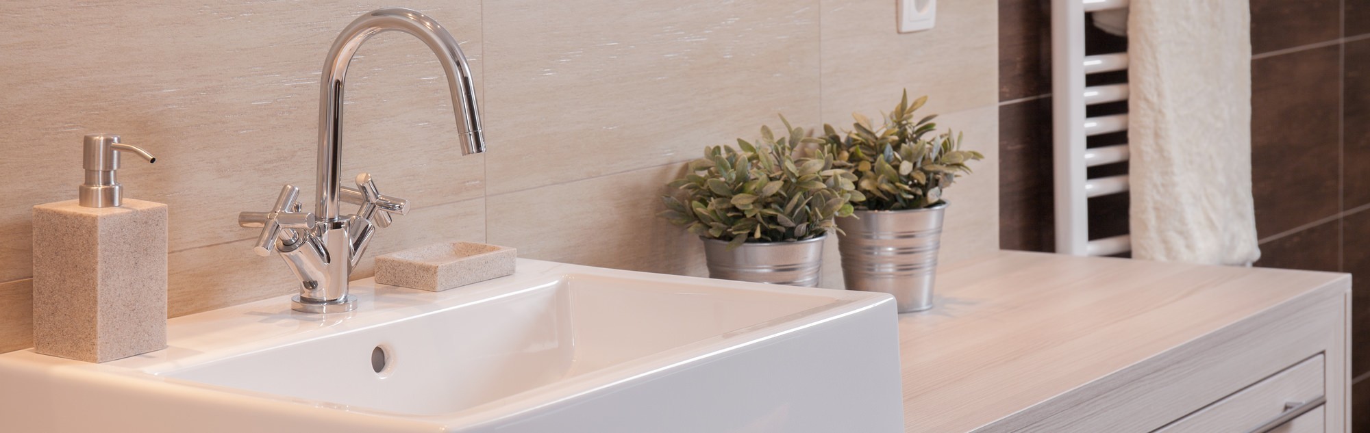 Une vanité qui a du style peut faire oublier une salle d’eau au look défraichi.